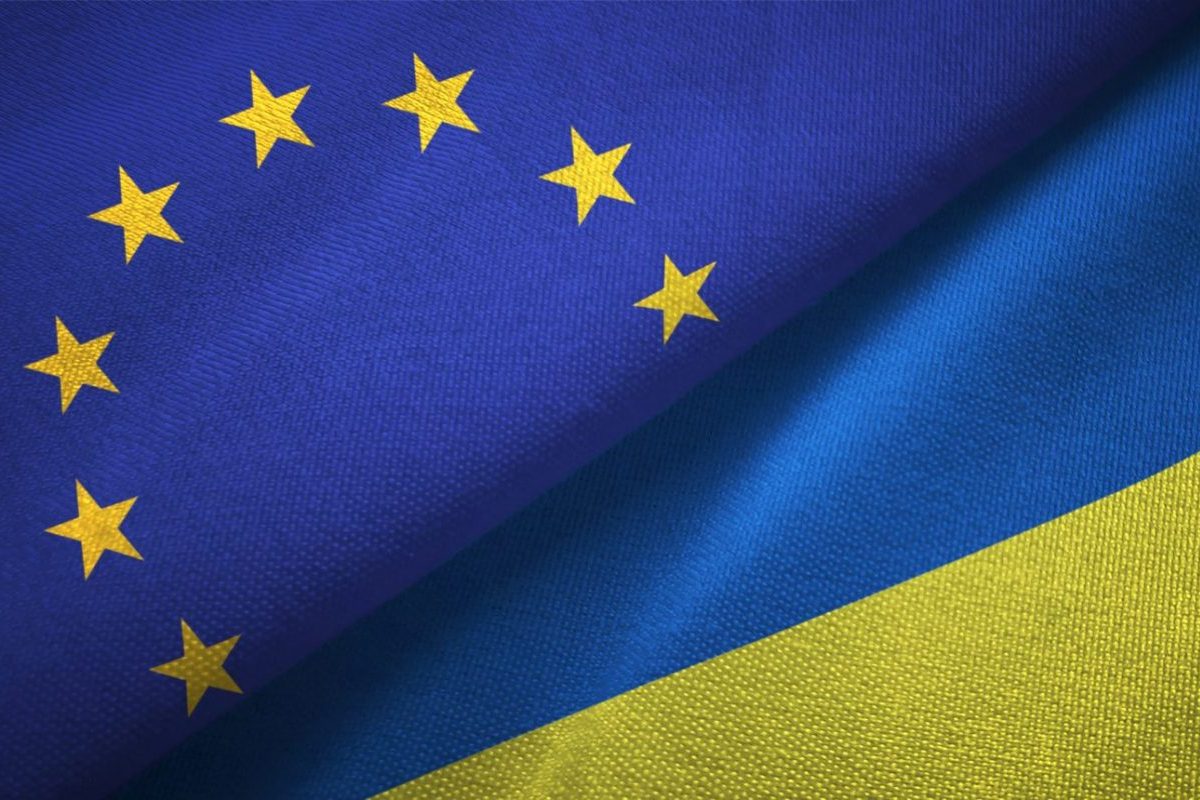 Flags of the EU and Ukraine